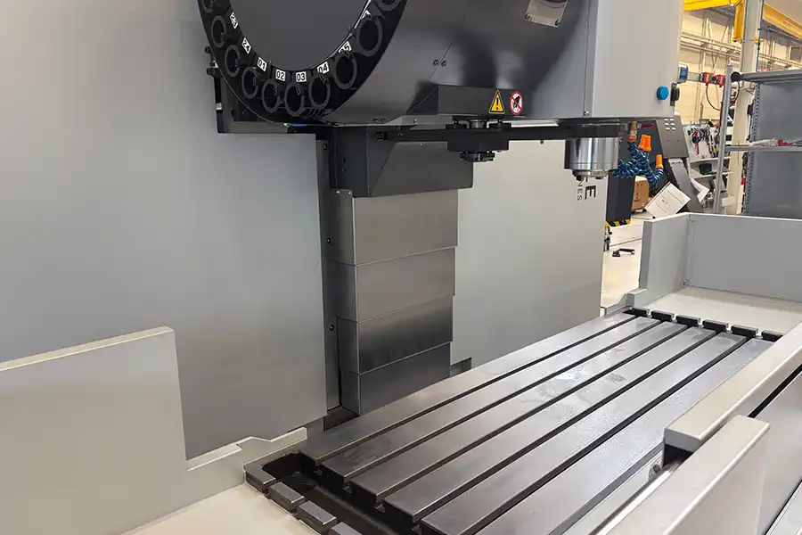 Wnętrze centrum frezarskiego CNC BT 1500 ze stołem roboczym i obszarem wrzeciona