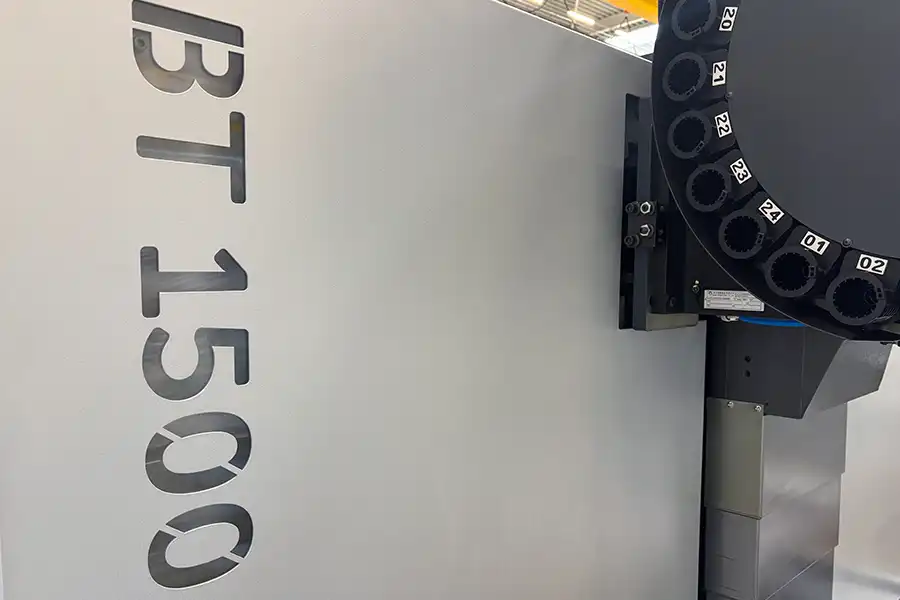Detail obudowy frezarki CNC BT 1500 z oznaczeniem modelu