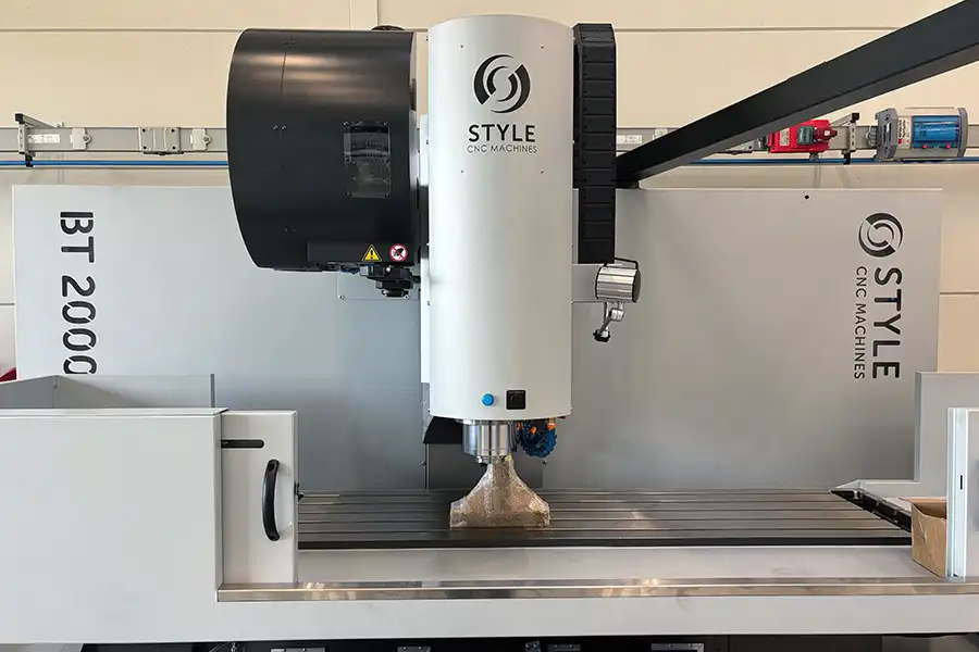 Przestrzeń robocza centrum frezarskiego CNC BT 2000 z wrzecionem nad dużym stołem roboczym