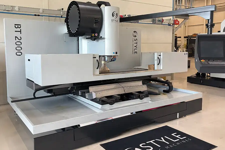 Kolumna centrum frezarskiego CNC BT 2000 z zintegrowanym prowadzeniem kabli i sztywną konstrukcją pionową