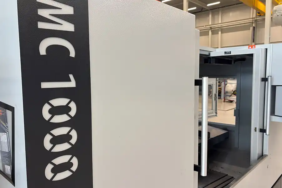 Obudowa kompaktowego centrum frezarskiego CNC MC 1000 z zamkniętą strefą obróbki