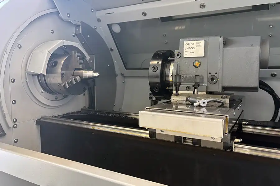 Wnętrze tokarki CNC STYLE 300 ze szczękami uchwytu i oprawką narzędziową do precyzyjnego toczenia