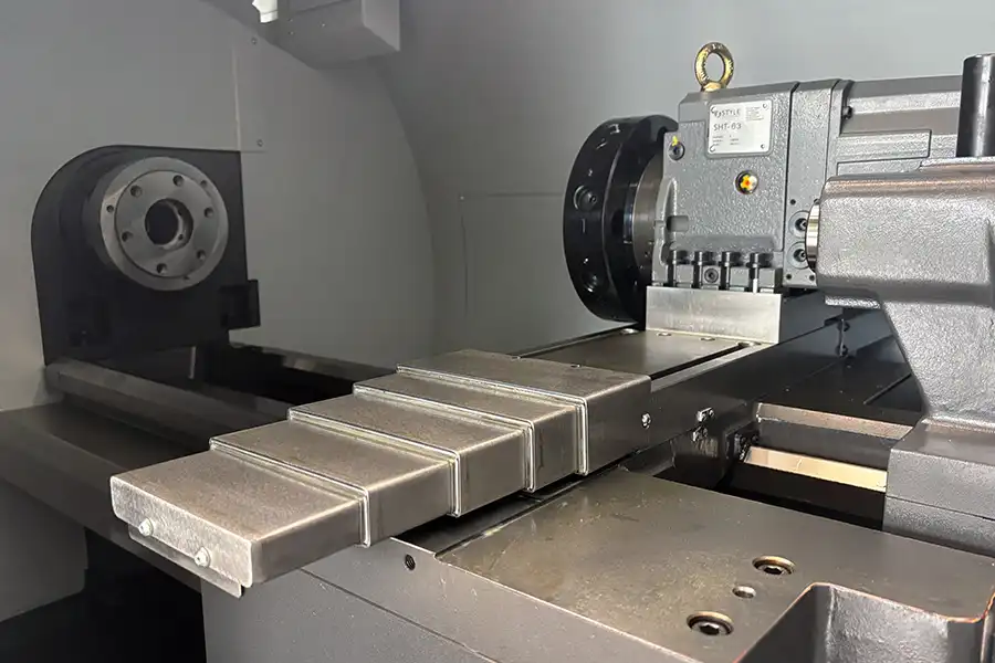 Wnętrze tokarki CNC STYLE 350 z łożem maszyny i oprawką narzędziową do obróbki ciężkiej