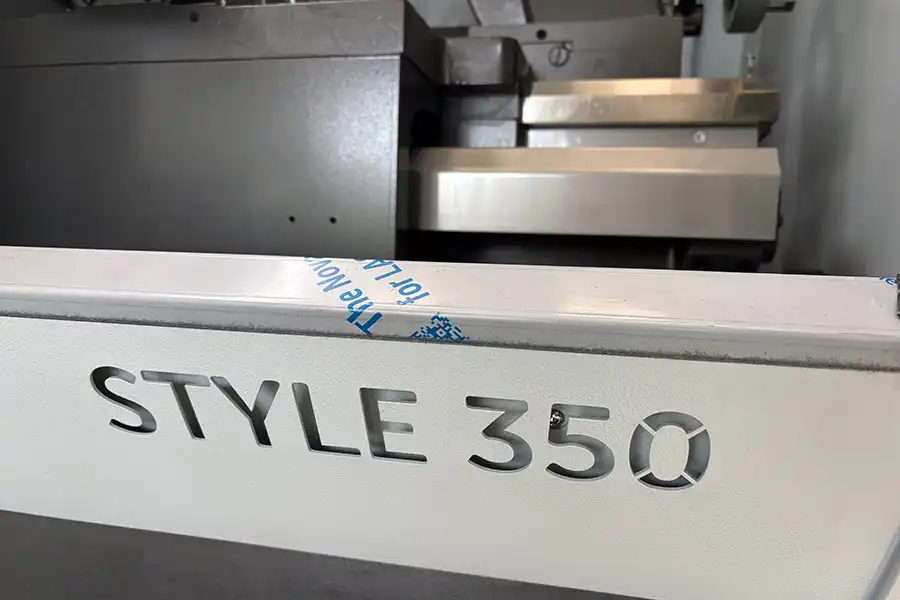 Detail obudowy tokarki CNC STYLE 350 z oznaczeniem modelu i solidną konstrukcją