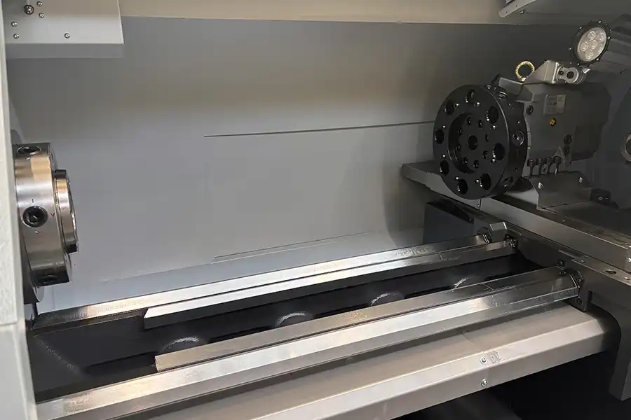 Wnętrze tokarki CNC STYLE 510 z długim łożem maszyny i głowicą rewolwerową do precyzyjnego toczenia