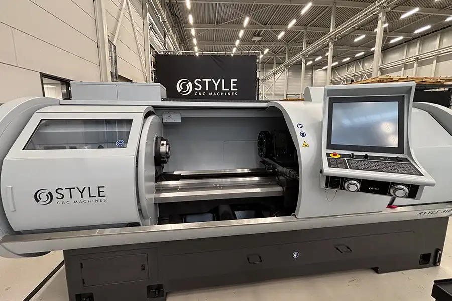 Tokarka CNC STYLE 510 z długim łożem i panelem sterowania w środowisku produkcyjnym
