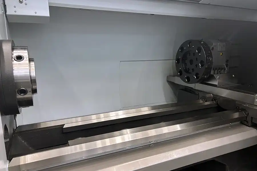 Wnętrze tokarki CNC STYLE 510 z wydłużonym łożem maszyny i głowicą rewolwerową