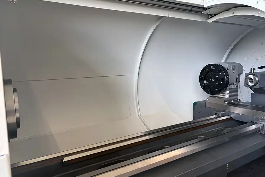 Wnętrze tokarki CNC STYLE 750 z wydłużonym łożem i głowicą rewolwerową do dużych detali