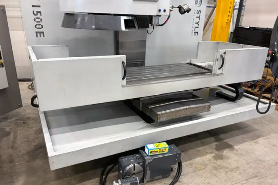 Używana frezarka CNC STYLE BT 1500E – stół roboczy i obszar pracy Używana frezarka CNC STYLE BT 1500E – stół roboczy i obszar pracy
