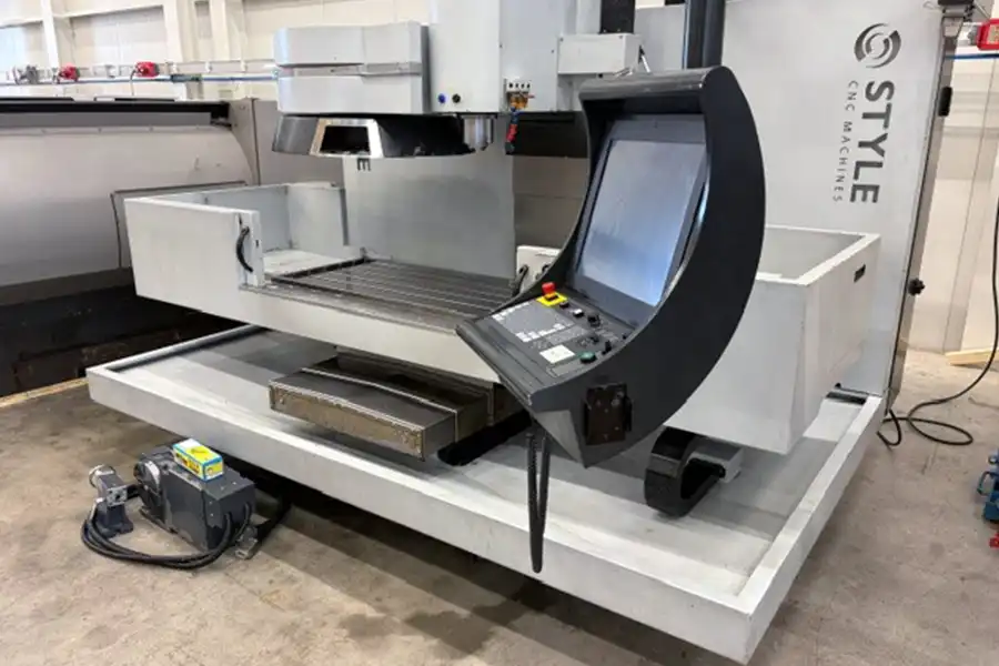 Używana frezarka CNC STYLE BT 1500E – widok z boku z panelem sterowania Używana frezarka CNC STYLE BT 1500E – widok z boku z panelem sterowania