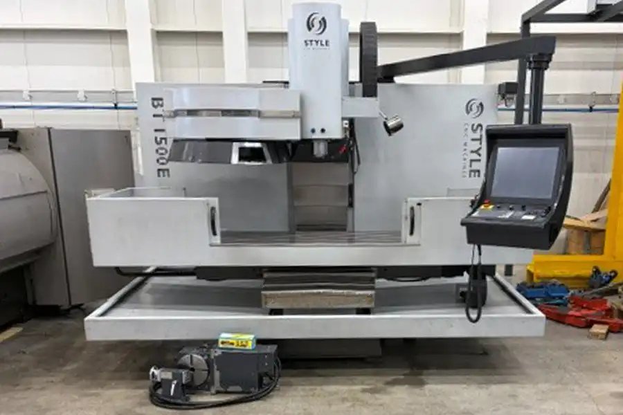 Używana frezarka CNC STYLE BT 1500E – widok z przodu całej maszyny Używana frezarka CNC STYLE BT 1500E – widok z przodu całej maszyny