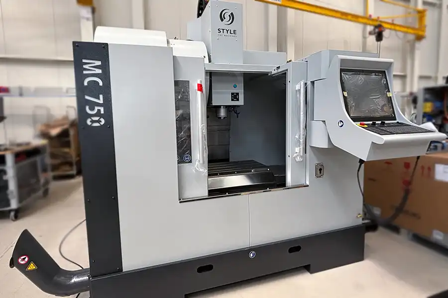 Centrum frezarskie CNC MC 750 z zamkniętą przestrzenią roboczą i panelem sterowania do precyzyjnej obróbki Centrum frezarskie CNC MC 750 z zamkniętą przestrzenią roboczą i panelem sterowania do precyzyjnej obróbki