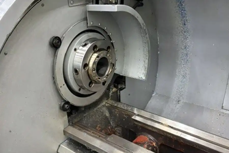 Zbliżenie wrzeciona głównego tokarki CNC STYLE 510 w przestrzeni obróbczej Zbliżenie wrzeciona głównego tokarki CNC STYLE 510 w przestrzeni obróbczej