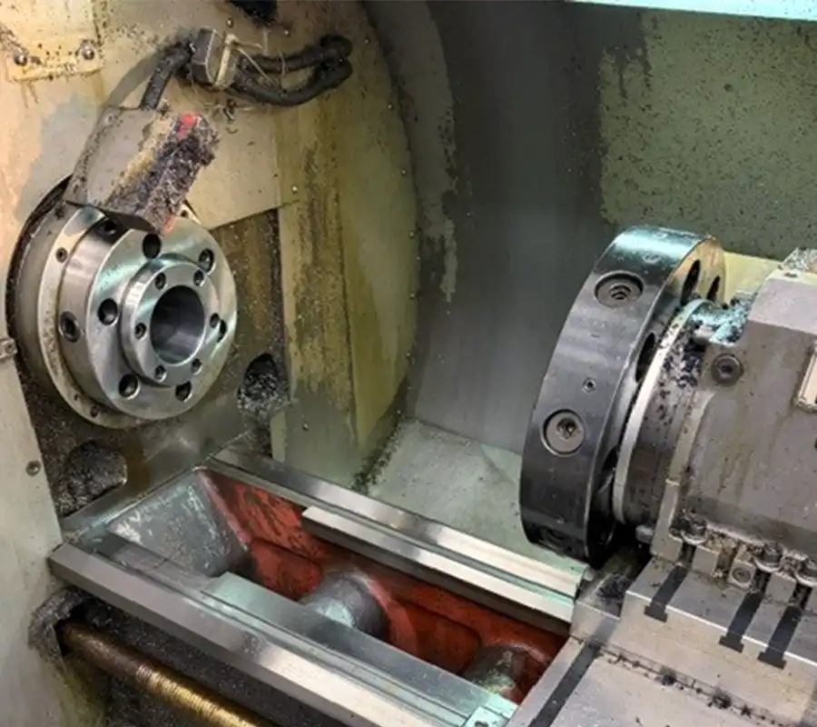 Zbliżenie uchwytu tokarskiego i automatycznego zmieniacza narzędzi w przestrzeni roboczej tokarki CNC STYLE 510 Zbliżenie uchwytu tokarskiego i automatycznego zmieniacza narzędzi w przestrzeni roboczej tokarki CNC STYLE 510