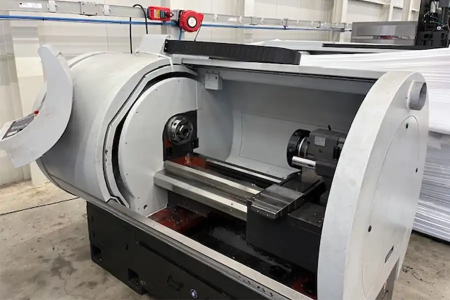 Przestrzeń robocza tokarki CNC STYLE 350 z uchwytem tokarskim i długim łożem maszyny do wszechstronnych operacji toczenia Przestrzeń robocza tokarki CNC STYLE 350 z uchwytem tokarskim i długim łożem maszyny do wszechstronnych operacji toczenia