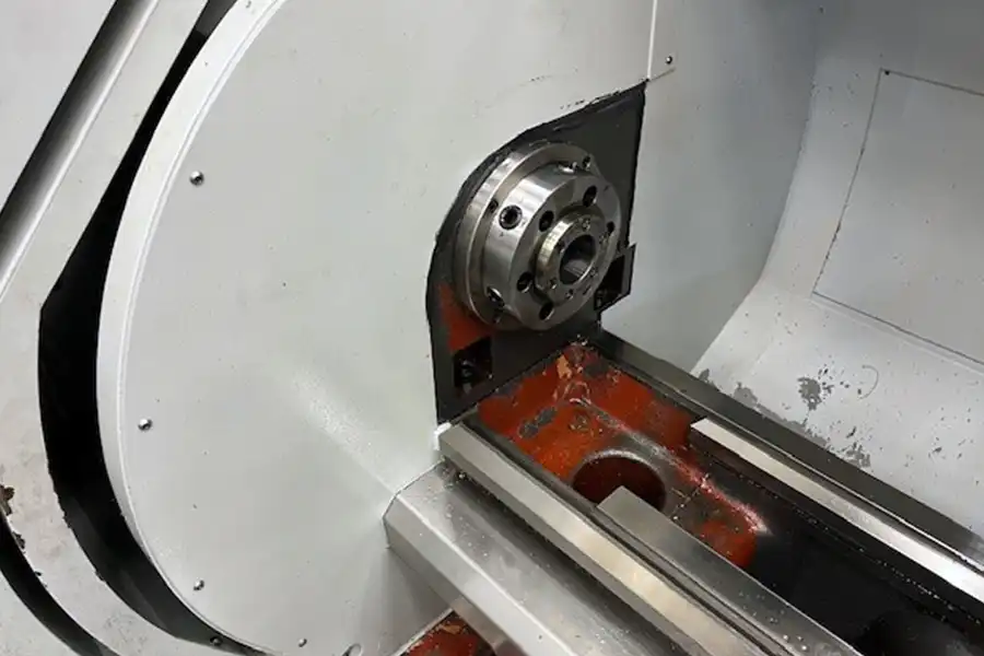Zbliżenie wrzeciona głównego i łoża maszyny tokarki CNC STYLE 350 Zbliżenie wrzeciona głównego i łoża maszyny tokarki CNC STYLE 350